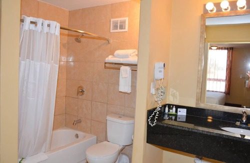 Florida Center Hotel | Special Summer Rates! Comfy Unit, Pool, Breakfast, Shuttle, Parking