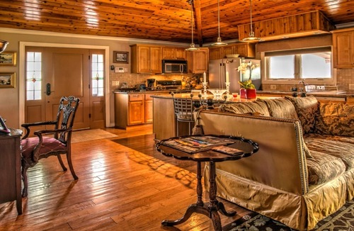 Royal Crest Rancheros House | Specializing in Long -Term Las Vegas Lush, Tropical Garden Guesthouse w/Pool