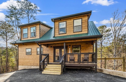 Sevierville Cabin | ~Specials~Cozy! Indoor Saltwater Pool. Loaded Game Room.