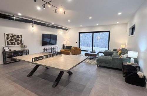 Lake Lure House | SPECIALS! Ultra-Modern Mountain Luxury, Hot tub, Rumbling Bald Resort access!