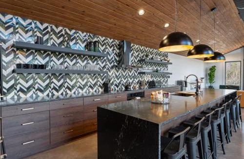 Lake Lure House | SPECIALS! Ultra-Modern Mountain Luxury, Hot tub, Rumbling Bald Resort access!