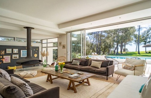 Saint-Clement-de-Riviere House | Spectacular architectural villa with views