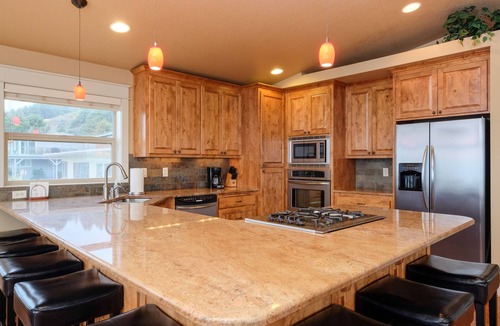 Roads End House | Spectacular 180 View in Roads End with Hot Tub