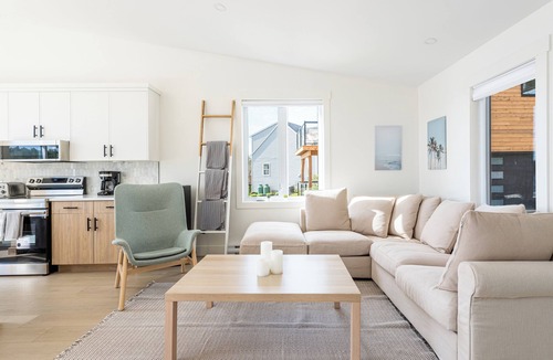 Chester House | Spectacular 3 Bedroom Lake House!