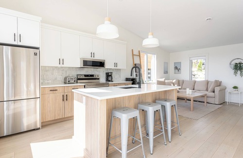 Chester House | Spectacular 3 Bedroom Lake House!