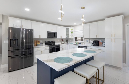 Lakeland House | Spectacular 4-Bedroom Family Home with a Pool