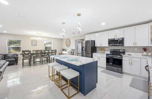 Lakeland House | Spectacular 4-Bedroom Family Home with a Pool