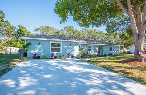 Lakeland House | Spectacular 4-Bedroom Family Home with a Pool