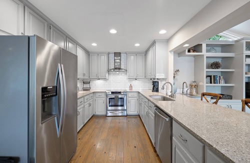Eatonton House | Spectacular 4 BR lakefront home, Private Deep Water Dock on Peninsula