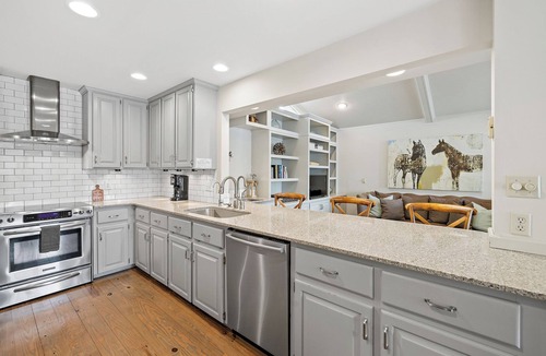 Eatonton House | Spectacular 4 BR lakefront home, Private Deep Water Dock on Peninsula