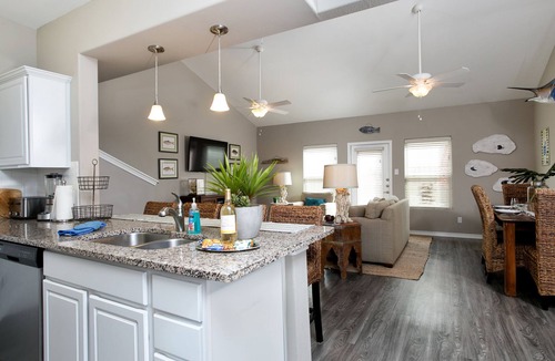 Corpus Christi House | Spectacular & Affordable Upscale 3 Bed TH, sleeps 8, Resort H/Pool, Specials
