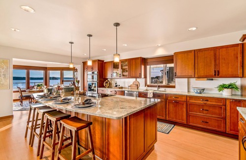 Tulalip House | Spectacular Beach Front House