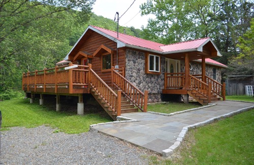 Starlight Cabin | Spectacular Catskill Mountain River Front Custom Log Home