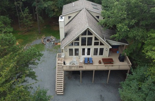 Lake Harmony Estates House | Spectacular Chalet, Hot Tub ,Pool Table, Foosball Table, Fire Pit, Lake & Beach