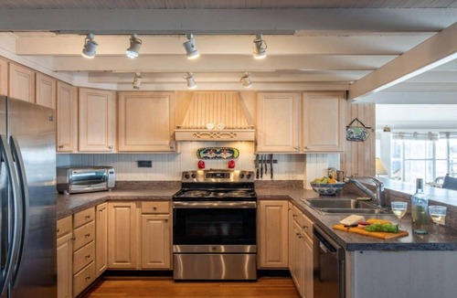 East Chop House | Spectacular Classic Waterfront Cottage