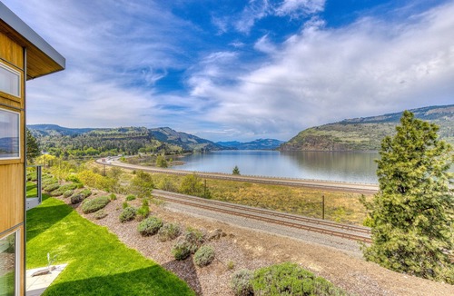 Mosier House | Spectacular Columbia River View + Easy Access To World Class Windsurfing/Kiting