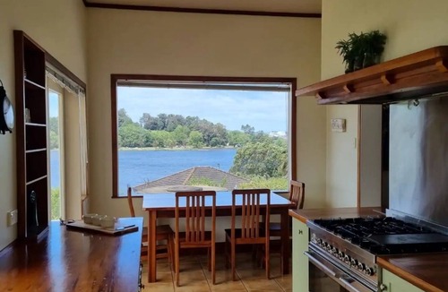 Frankton House | Spectacular Hamilton Lake Views