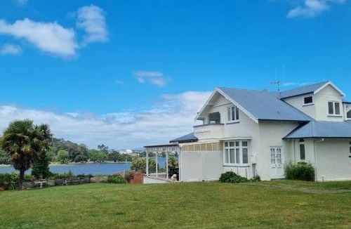 Frankton House | Spectacular Hamilton Lake Views