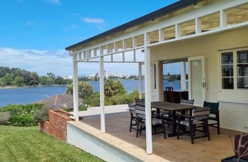 Frankton House | Spectacular Hamilton Lake Views