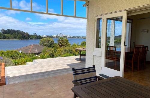 Frankton House | Spectacular Hamilton Lake Views