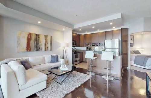 Central Waterfront Apartment | Spectacular High-Rise Downtown Lakeview Apartment