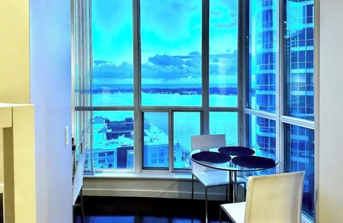 Central Waterfront Apartment | Spectacular High-Rise Downtown Lakeview Apartment