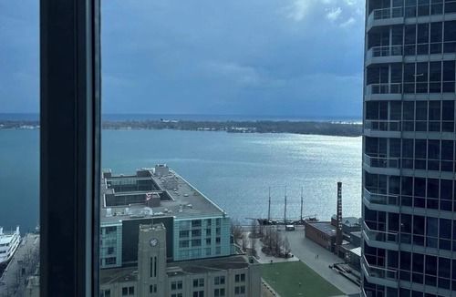 Central Waterfront Apartment | Spectacular High-Rise Downtown Lakeview Apartment