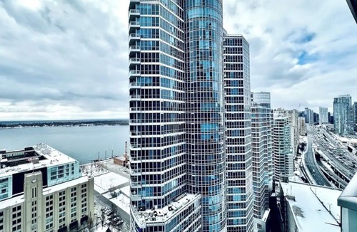 Central Waterfront Apartment | Spectacular High-Rise Downtown Lakeview Apartment
