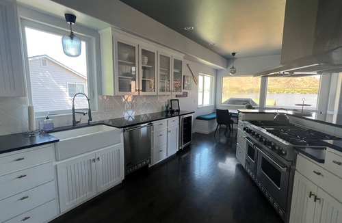 Oroville House | Spectacular Lake Front Home