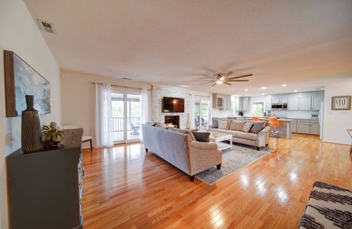 Bowling Green House | Spectacular Lake Oasis + Private Beach + Firepit