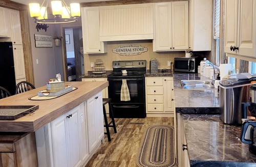 Union Hall House | Spectacular lake views, steps to lake, firepit memories, hot tub & deck