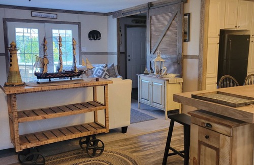 Union Hall House | Spectacular lake views, steps to lake, firepit memories, hot tub & deck