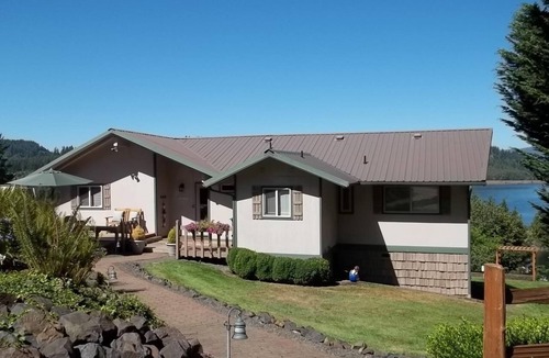 Mayfield House | Spectacular lake view!