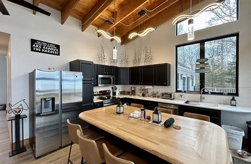 Silver Creek Cottage | Spectacular Lakehouse on water. Family friendly-lots of room. Close to Beaches!