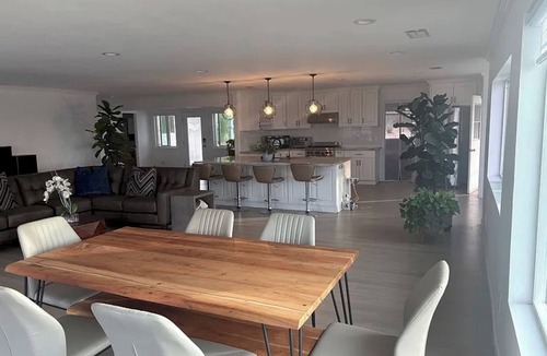 Perris House | Spectacular lakeview, spacious, remodeled 3+2 bedroom house on large lot.
