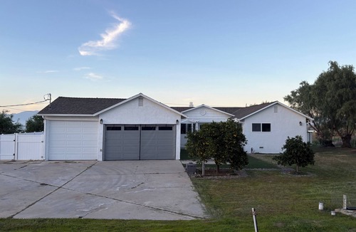 Perris House | Spectacular lakeview, spacious, remodeled 3+2 bedroom house on large lot.