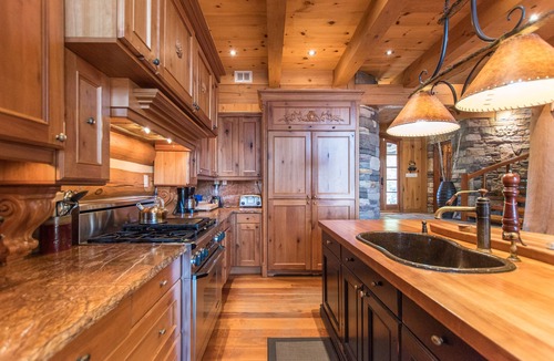 McDougall Cottage | Spectacular Log and Timber Frame Retreat