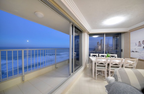 Main Beach House | Spectacular luxury beachfront apartment