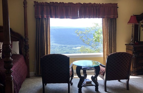 Rising Fawn Ski Chalet | SPECTACULAR MOUNTAIN TOP VIEWS. LOOKOUT MOUNTAIN