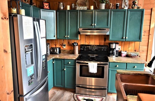 Helen Cabin | Spectacular Mountain View `Cloud 9` HotTub-PETS OK