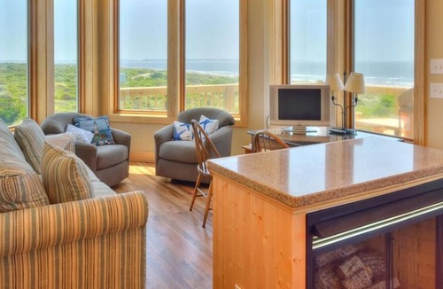 Caswell Beach House | Spectacular Oceanfront 7 BD/6 BA have Private Bath & King Bed/Sleeps 16