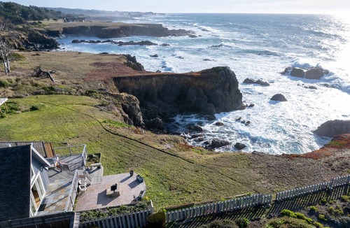 Fort Bragg House | Spectacular Oceanfront Studio with Hot Tub & Loft