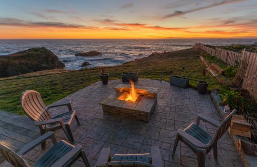 Fort Bragg House | Spectacular Oceanfront Studio with Hot Tub & Loft