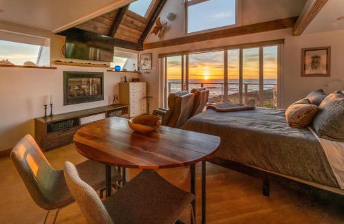 Fort Bragg House | Spectacular Oceanfront Studio with Hot Tub & Loft