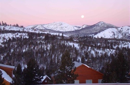 Truckee House | Spectacular Panoramic Sunrise and Sunset Mountain Views; EV Charger; Hot Tub