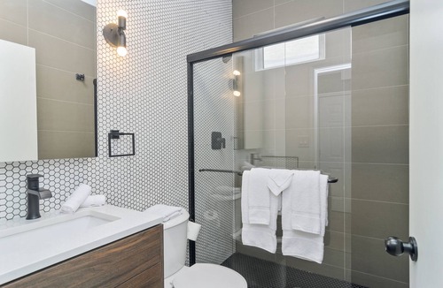 Pilsen Apartment | Spectacular Pilsen Studio for 2!