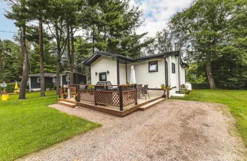 Minden Hills House | Spectacular renovated lakefront bangalow with hottub and great outdoor space