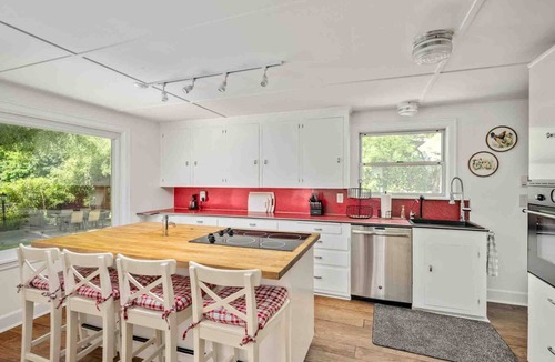 Stafford - Tualatin Valley House | Spectacular Riverfront Setting, Pet Friendly, EV Charger, Fire-Table, Sauna, BBQ Overlooking River