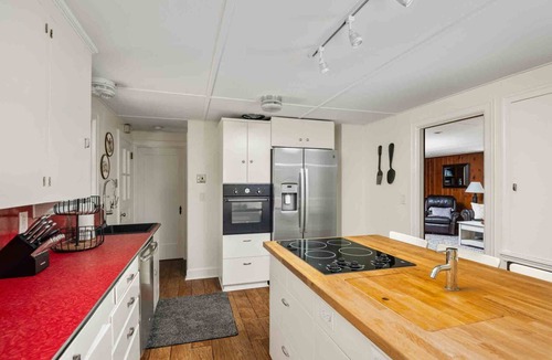 Stafford - Tualatin Valley House | Spectacular Riverfront Setting, Pet Friendly, EV Charger, Fire-Table, Sauna, BBQ Overlooking River