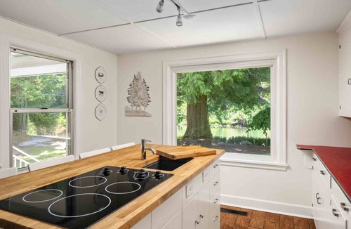 Stafford - Tualatin Valley House | Spectacular Riverfront Setting, Pet Friendly, EV Charger, Fire-Table, Sauna, BBQ Overlooking River